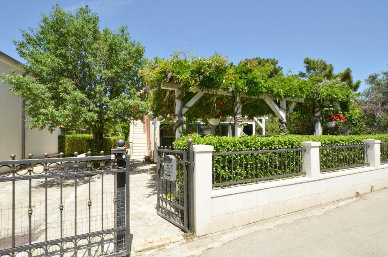 Apartment Wisteria Рогозница Экстерьер фото